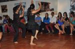 Kareena Kapoor promote Struts Dance Academy in Bandra, Mumbai on 25th May 2012 (14).JPG