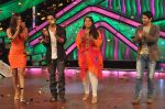Shahid Kapoor, Priyanka Chopra on the sets of Lil Masters on 28th May 2012 (49).JPG