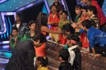 Shahid Kapoor, Priyanka Chopra on the sets of Lil Masters on 28th May 2012 (53).JPG