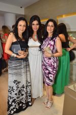 Nisha Jamwal at the diamond boutique GREECE launch by Zoya in Mumbai Store on 30th May 2012 (42).JPG