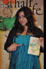  at Meghna Pant_s One and Half Wife book reading at crossword, Juhu, Mumbai on 1st June 20112 (7).JPG