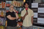 Ashwin Mushran wih Love Wrinkle Free cast at Nature Basket cooking session in Juhu, Mumbai on 1st June 2012 (3).JPG