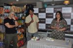 Ashwin Mushran wih Love Wrinkle Free cast at Nature Basket cooking session in Juhu, Mumbai on 1st June 2012 (6).JPG