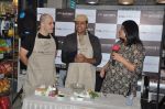 Ashwin Mushran, Ash Chandler wih Love Wrinkle Free cast at Nature Basket cooking session in Juhu, Mumbai on 1st June 2012 (16).JPG