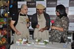 Ashwin Mushran, Ash Chandler wih Love Wrinkle Free cast at Nature Basket cooking session in Juhu, Mumbai on 1st June 2012 (17).JPG