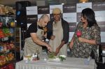 Ashwin Mushran, Ash Chandler wih Love Wrinkle Free cast at Nature Basket cooking session in Juhu, Mumbai on 1st June 2012 (18).JPG