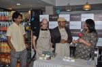 Sandeep Mohan, Ashwin Mushran, Ash Chandler wih Love Wrinkle Free cast at Nature Basket cooking session in Juhu, Mumbai on 1st June 2012 (5).JPG
