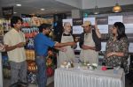 Sandeep Mohan, Ashwin Mushran, Ash Chandler wih Love Wrinkle Free cast at Nature Basket cooking session in Juhu, Mumbai on 1st June 2012 (7).JPG