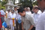 Aamir Khan at Rajkumar Hirani_s father_s funeral in Santacruz on 4th June 2012 (7).JPG
