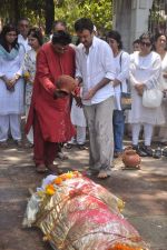 Rajkumar Hirani at Rajkumar Hirani_s father_s funeral in Santacruz on 4th June 2012 (95).JPG