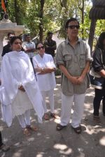 Vidhu Vinod Chopra at Rajkumar Hirani_s father_s funeral in Santacruz on 4th June 2012 (26).JPG