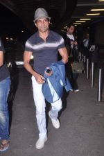 Farhan Akhtar leave for IIFA to Singapore in International airport on 6th June 2012 (17).JPG