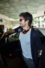 Shahid Kapoor arrive at Singapore for IIFA 2012 on 6th June 2012 (33).JPG