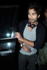 Shahid Kapoor leave for IIFA to Singapore in International airport on 6th June 2012 (116).JPG