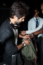 Shahid Kapoor leave for IIFA to Singapore in International airport on 6th June 2012 (117).JPG