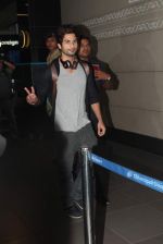 Shahid Kapoor leave for IIFA to Singapore in International airport on 6th June 2012 (118).JPG