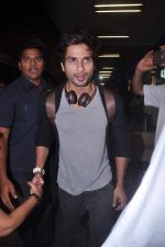 Shahid Kapoor leave for IIFA to Singapore in International airport on 6th June 2012 (28).JPG