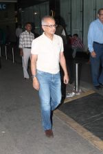 snapped at airport leaving for London in International Airport on 6th June 2012 (15).JPG
