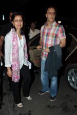 Vidhu Vinod Chopra leave for IIFA in International Airport, Mumbai on 8th June 2012 (18).JPG