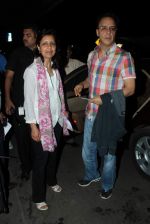 Vidhu Vinod Chopra leave for IIFA in International Airport, Mumbai on 8th June 2012 (19).JPG