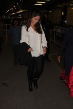 Kareena Kapoor snapped at the Mumbai Airport on 14th June 2012 (9).JPG