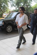 Shahid Kapoor snapped on way to Indore on 14th June 2012 (2).JPG