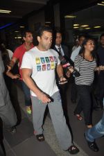 Salman Khan snapped in Mumbai on 15th June 2012 (17).JPG