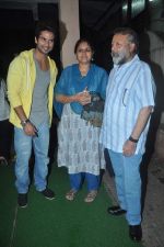 Shahid Kapoor, Pankaj Kapoor, Supriya pathak arrive from Delhi and straight go to watch their film at Ketnav in Bandra on 18th June 2012 (71).JPG