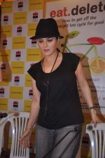 Preity Zinta launches pooja Makhija_s book Eat Delete in Crossword, Mumbai on 20th June 2012 (17).JPG