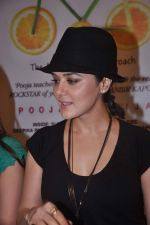 Preity Zinta launches pooja Makhija_s book Eat Delete in Crossword, Mumbai on 20th June 2012 (19).JPG