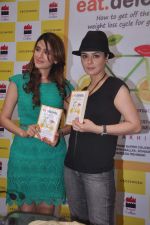 Preity Zinta launches pooja Makhija_s book Eat Delete in Crossword, Mumbai on 20th June 2012 (30).JPG
