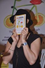 Preity Zinta launches pooja Makhija_s book Eat Delete in Crossword, Mumbai on 20th June 2012 (33).JPG