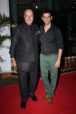 Sharman Joshi, Prem Chopra at Prem Chopra_s bash for the success of Sharman Joshi_s film Ferrari Ki Sawaari on 20th June  2012 (99).JPG
