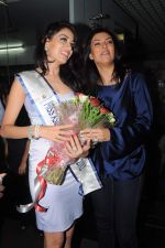 Sushmita Sen with I am She girl Himangini Singh wins Miss Asia Pacific World title and returns to Mumbai in International Airport on 21st June 2012 (59).JPG
