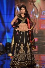 Shriya Saran at SIIMA Fashion show with designer Shravan on 21st June 2012 (141).JPG