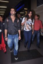 Shahid Kapoor and Priyanka Chopra return from London and Toronto in airport,Mumbai on 25th June 2012 (10).JPG