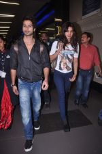 Shahid Kapoor and Priyanka Chopra return from London and Toronto in airport,Mumbai on 25th June 2012 (11).JPG