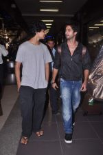 Shahid Kapoor and Priyanka Chopra return from London and Toronto in airport,Mumbai on 25th June 2012 (17).JPG