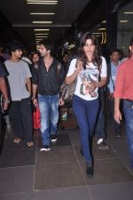Shahid Kapoor and Priyanka Chopra return from London and Toronto in airport,Mumbai on 25th June 2012 (22).JPG