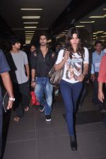 Shahid Kapoor and Priyanka Chopra return from London and Toronto in airport,Mumbai on 25th June 2012 (23).JPG