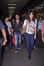 Shahid Kapoor and Priyanka Chopra return from London and Toronto in airport,Mumbai on 25th June 2012 (24).JPG