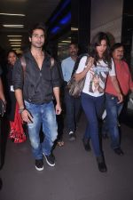 Shahid Kapoor and Priyanka Chopra return from London and Toronto in airport,Mumbai on 25th June 2012 (8).JPG