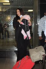 Aishwarya Rai Bachchan snapped with baby Aradhya in Airport, Mumbai on 25th June 2012 (1).JPG