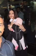 Aishwarya Rai Bachchan snapped with baby Aradhya in Airport, Mumbai on 25th June 2012 (2).JPG