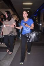 Kareena Kapoor snapped at the airport with Babita in Mumbai on 26th June 2012 (14).JPG