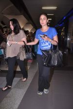 Kareena Kapoor snapped at the airport with Babita in Mumbai on 26th June 2012 (15).JPG