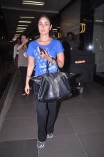 Kareena Kapoor snapped at the airport with Babita in Mumbai on 26th June 2012-1 (3).JPG