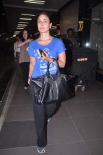 Kareena Kapoor snapped at the airport with Babita in Mumbai on 26th June 2012-1 (4).JPG