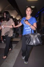 Kareena Kapoor snapped at the airport with Babita in Mumbai on 26th June 2012-1.JPG