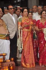 Hema Malini at Esha Deol_s wedding in Iskcon Temple on 29th June 2012 (37).JPG